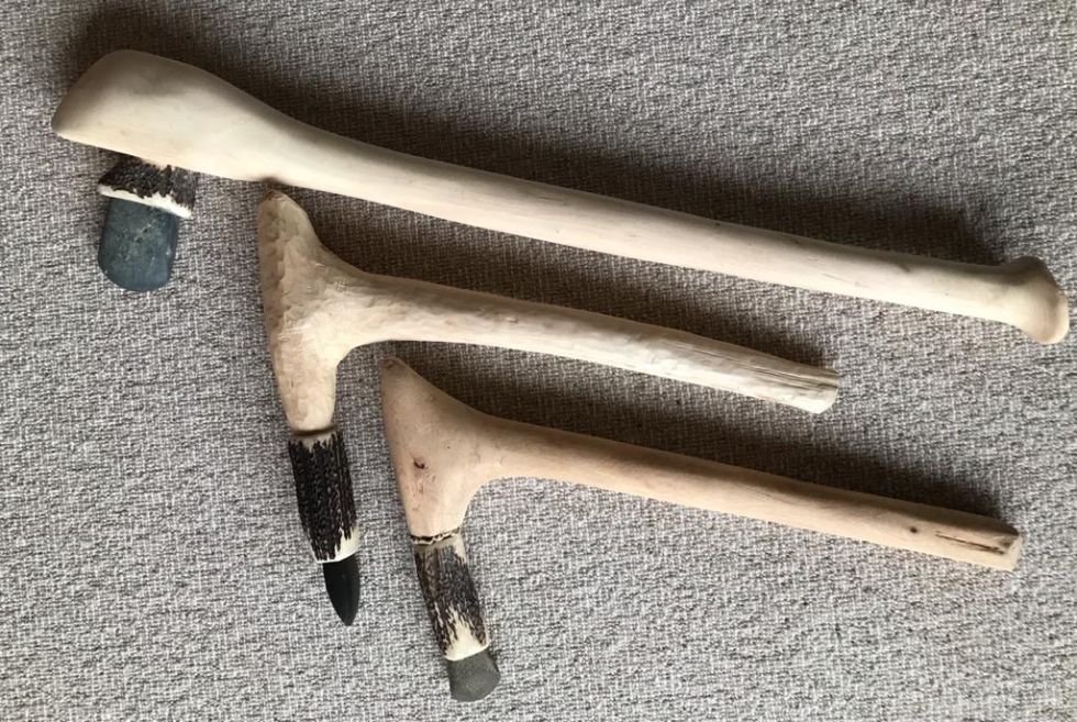 3 Repliken unterschiedlicher Äxte, mit Zwischenfutter aus Hirschgeweih