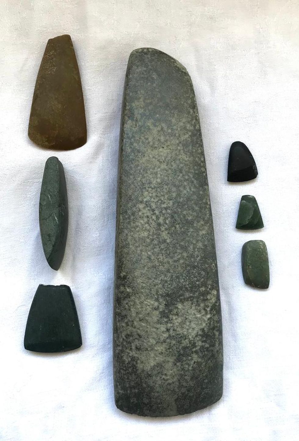 Beile und Meißel in verschiedenen Größen